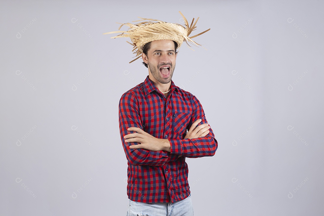 Homem jovem usando roupas típicas de festa junina sobre fundo isolado