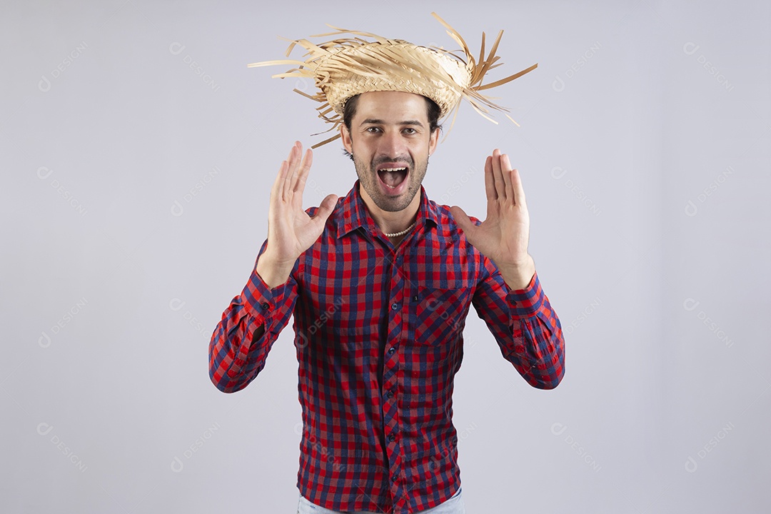 Homem jovem usando roupas típicas de festa junina sobre fundo isolado