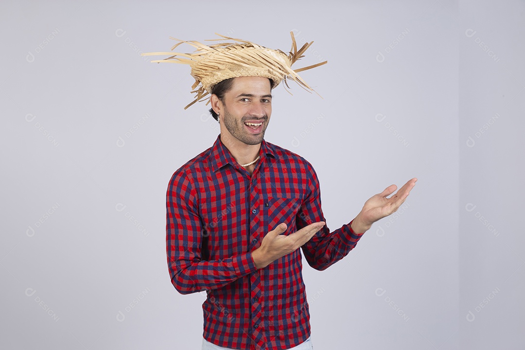 Homem jovem usando roupas típicas de festa junina sobre fundo isolado