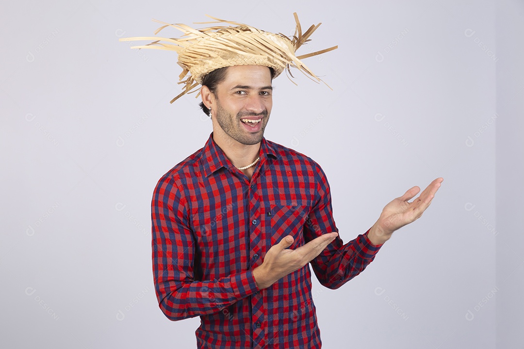 Homem jovem usando roupas típicas de festa junina sobre fundo isolado