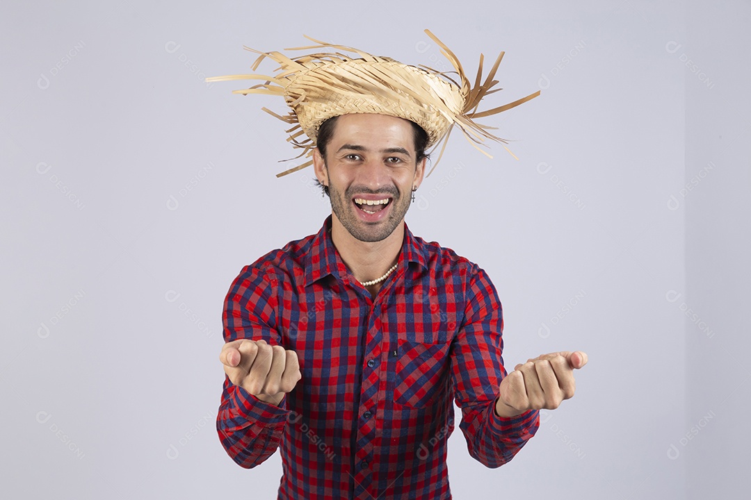 Homem jovem usando roupas típicas de festa junina sobre fundo isolado