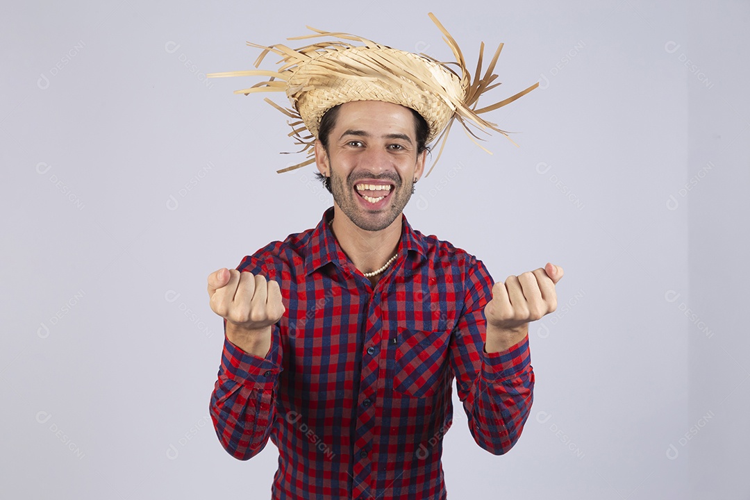 Homem jovem usando roupas típicas de festa junina sobre fundo isolado