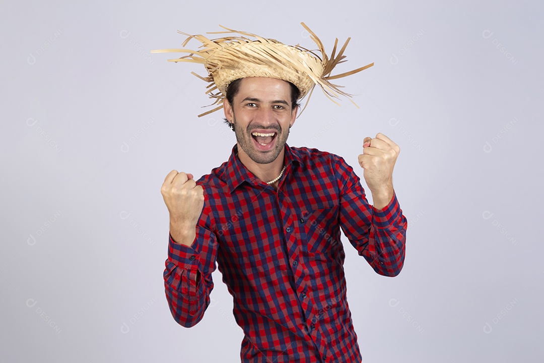 Homem jovem usando roupas típicas de festa junina sobre fundo isolado