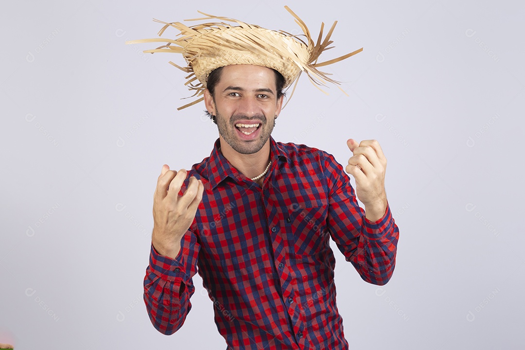 Homem jovem usando roupas típicas de festa junina sobre fundo isolado