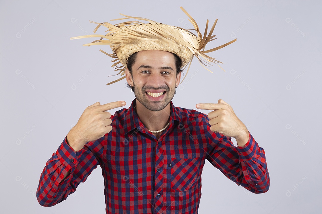 Homem jovem usando roupas típicas de festa junina sobre fundo isolado