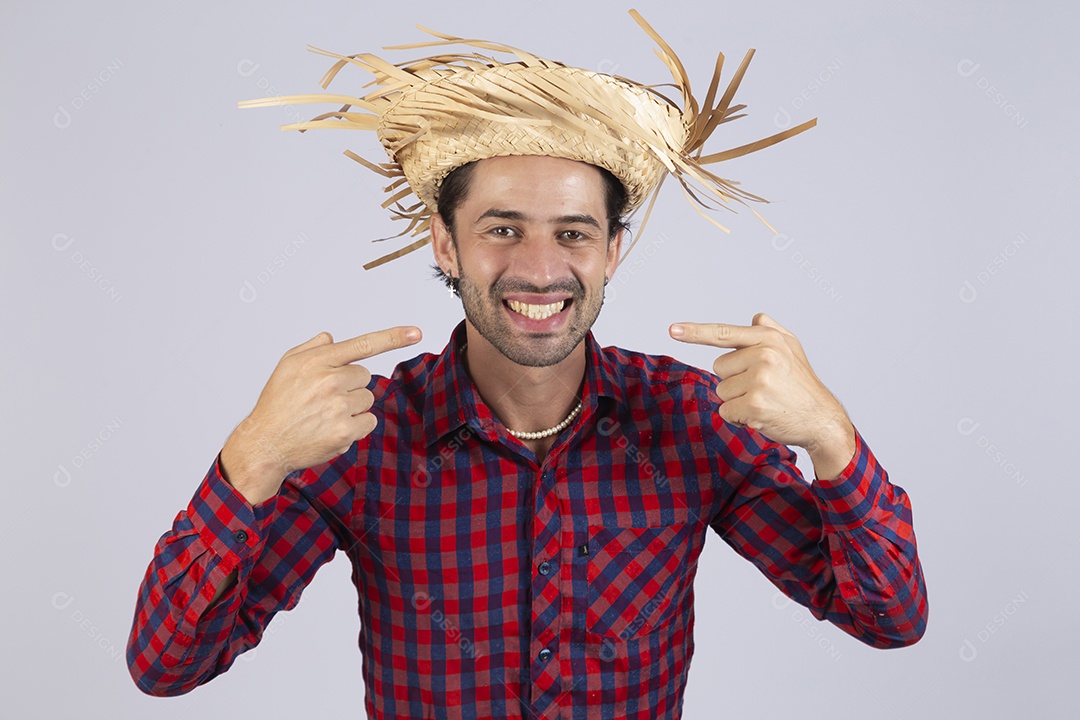 Homem jovem usando roupas típicas de festa junina sobre fundo isolado