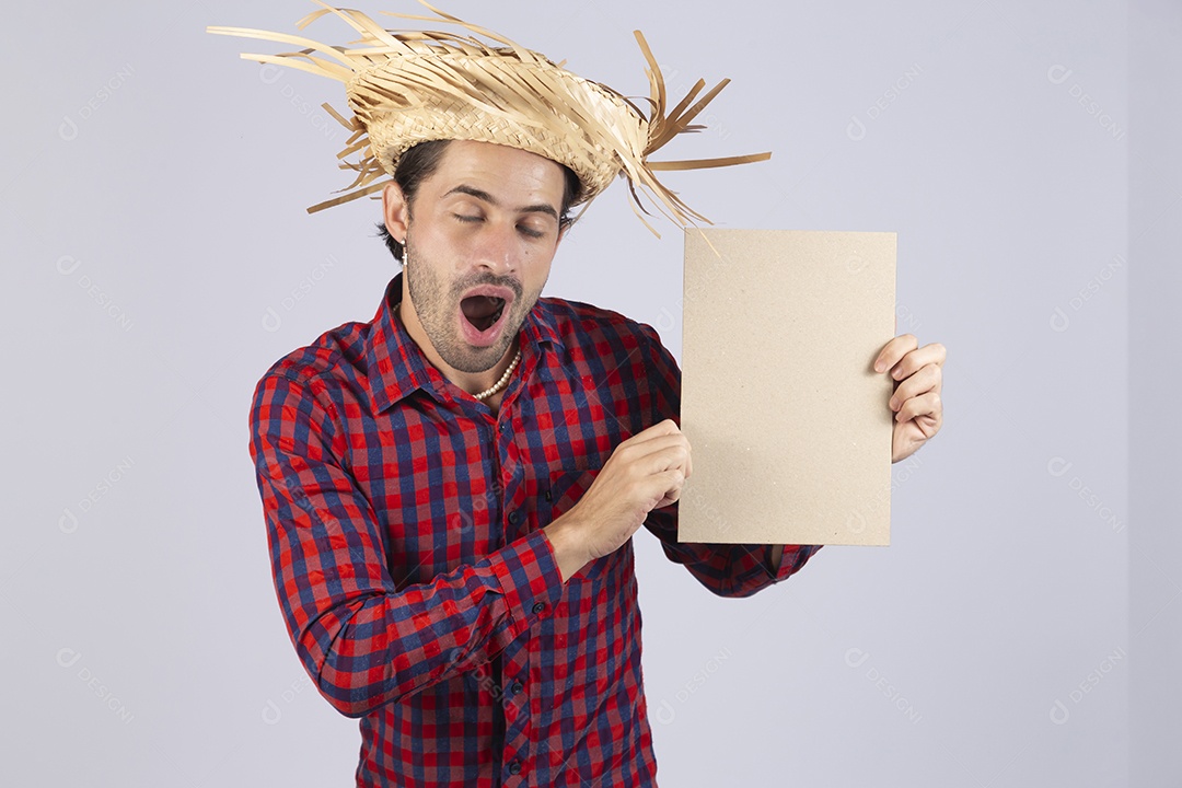 Homem jovem usando roupas típicas de festa junina sobre fundo isolado