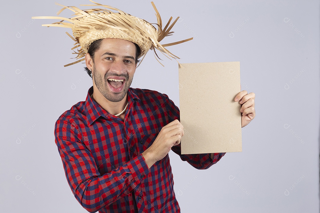 Homem jovem usando roupas típicas de festa junina sobre fundo isolado