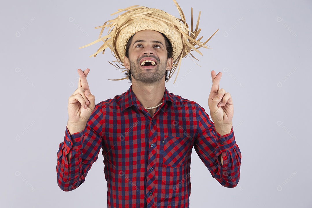 Homem jovem usando roupas típicas de festa junina sobre fundo isolado