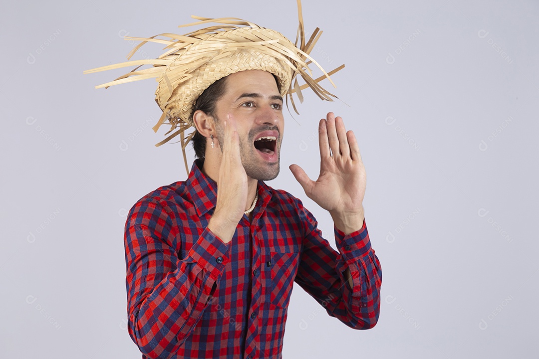 Homem jovem usando roupas típicas de festa junina sobre fundo isolado