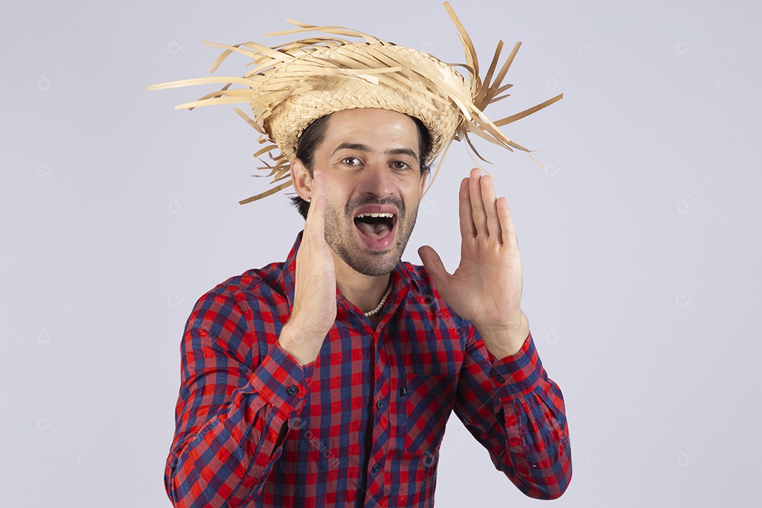 Homem jovem usando roupas típicas de festa junina sobre fundo isolado