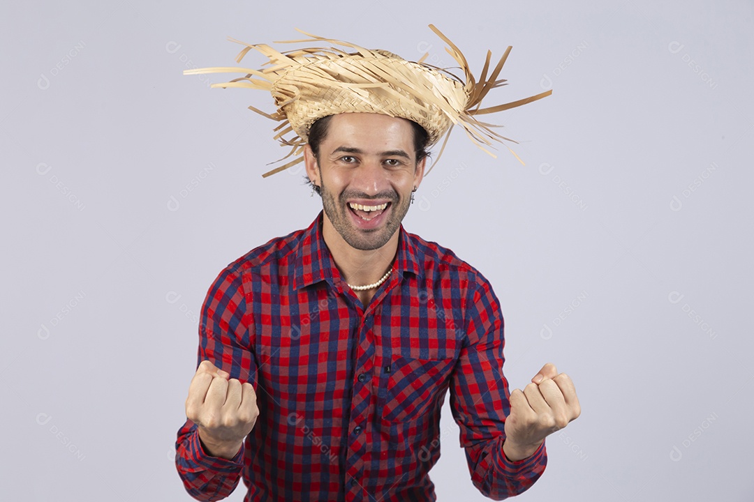 Homem jovem usando roupas típicas de festa junina sobre fundo isolado