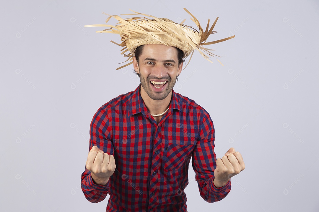 Homem jovem usando roupas típicas de festa junina sobre fundo isolado
