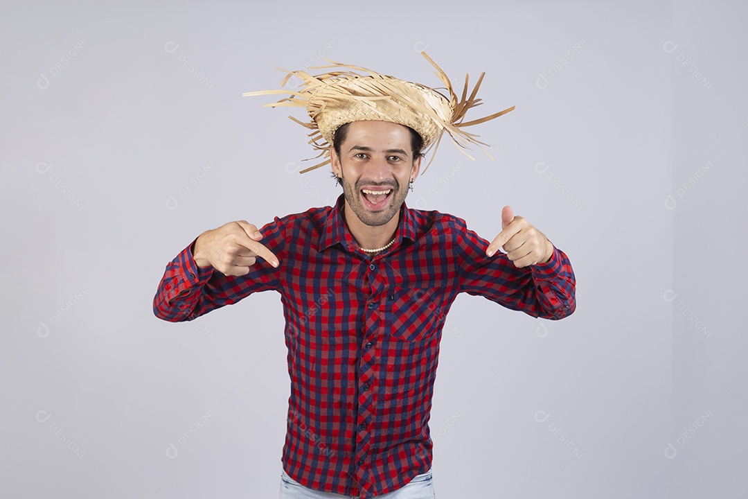 Homem jovem usando roupas típicas de festa junina sobre fundo isolado