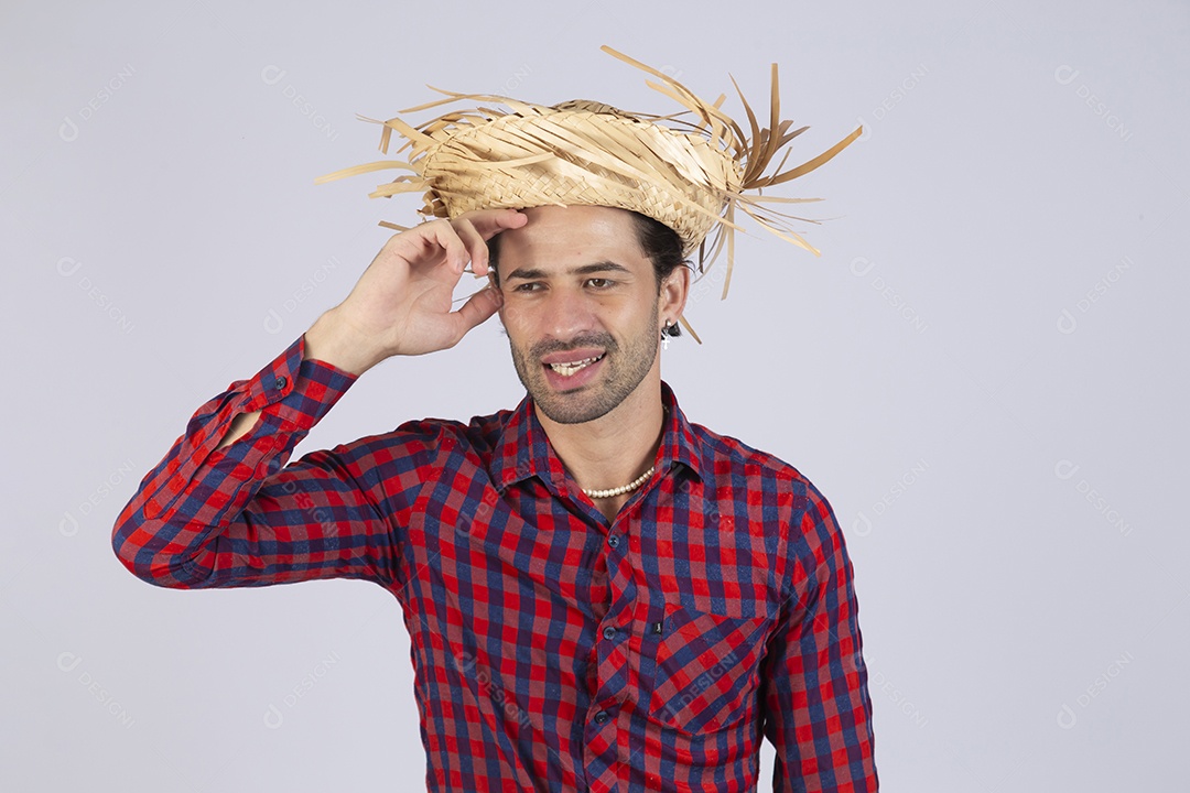 Homem jovem usando roupas típicas de festa junina sobre fundo isolado