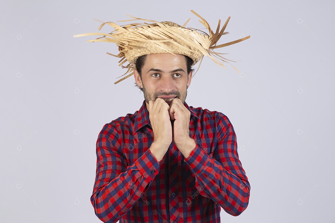 Homem jovem usando roupas típicas de festa junina sobre fundo isolado