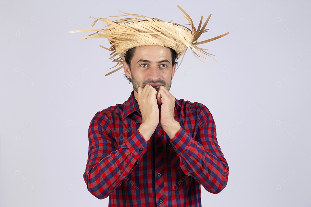 Homem jovem usando roupas típicas de festa junina sobre fundo isolado