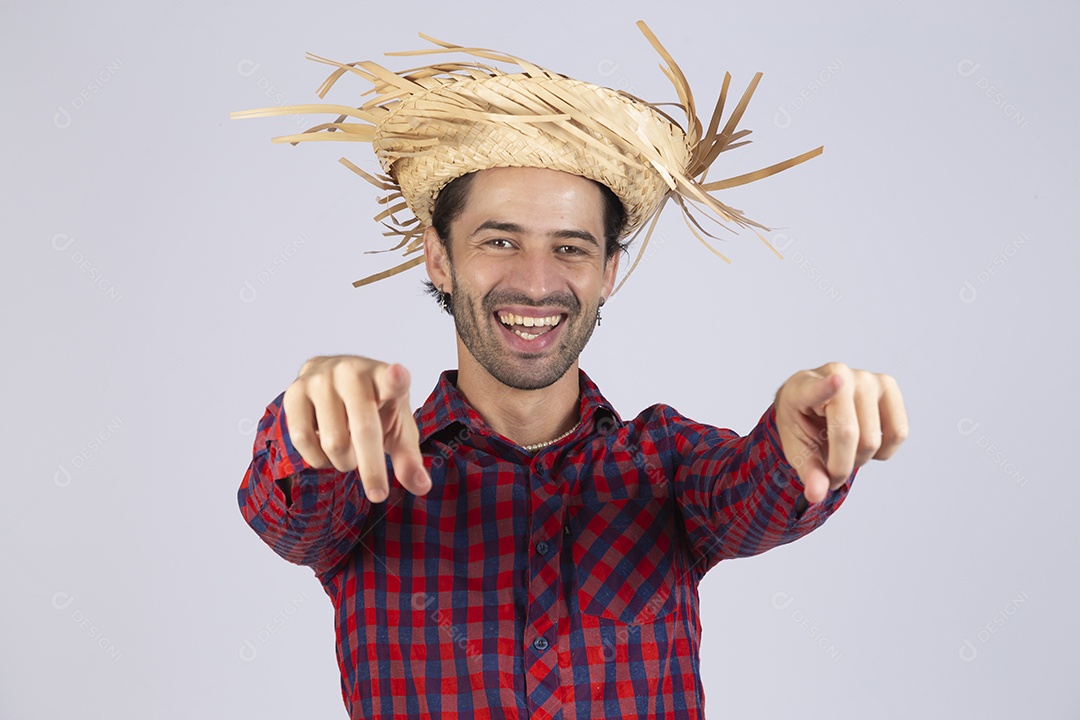 Homem jovem usando roupas típicas de festa junina sobre fundo isolado