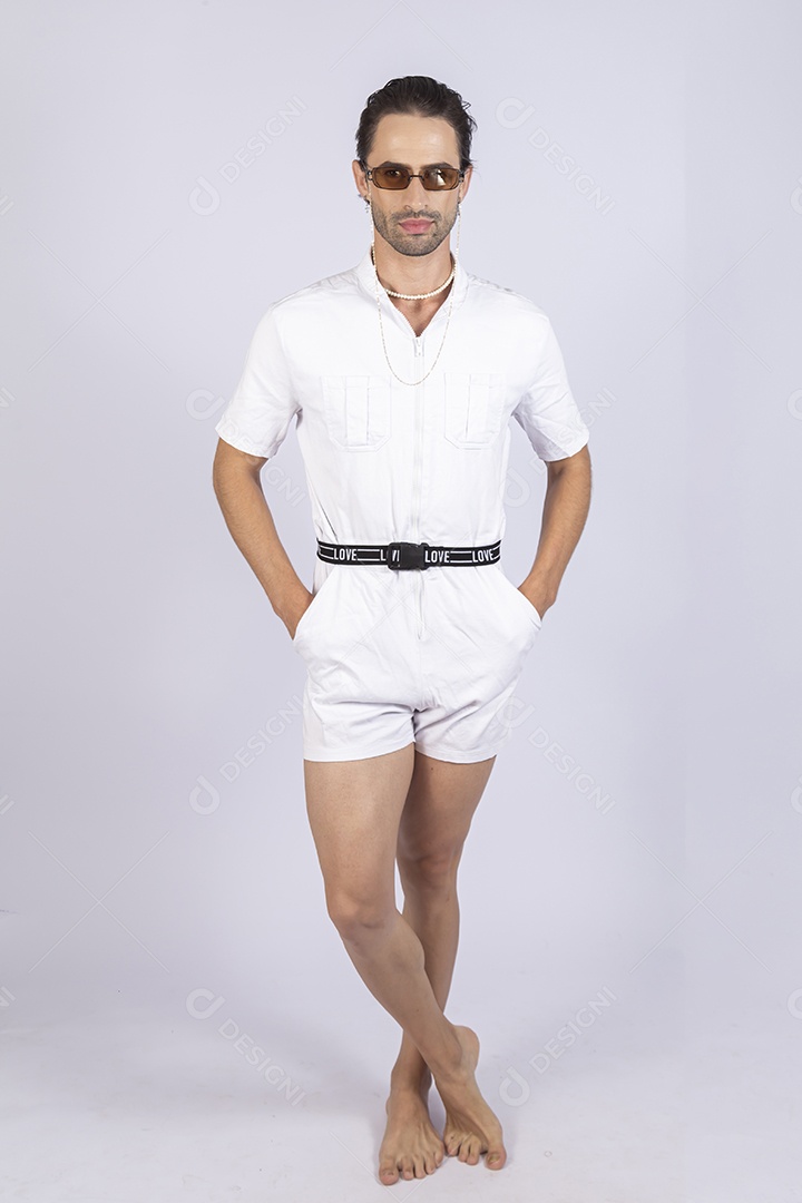 Homem jovem usando macacão de cintura