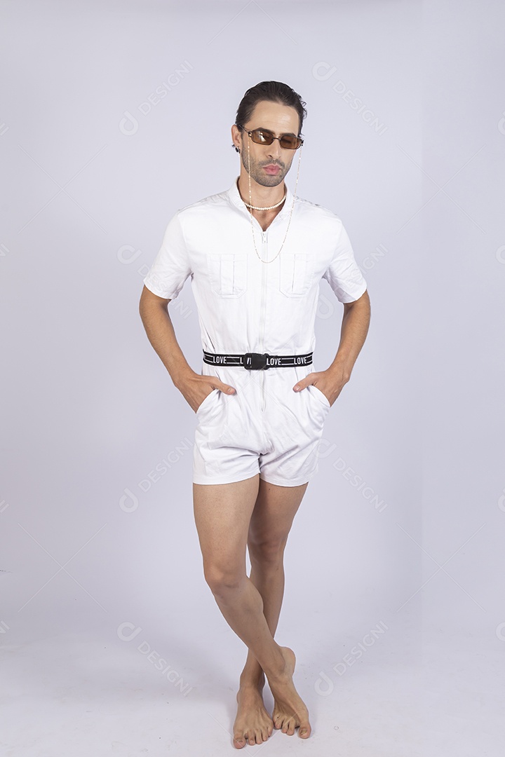 Homem jovem usando macacão de cintura