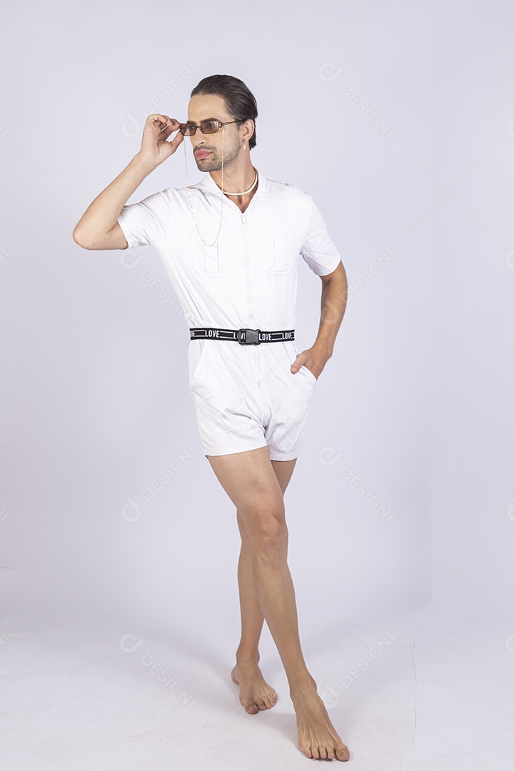 Homem jovem usando macacão de cintura