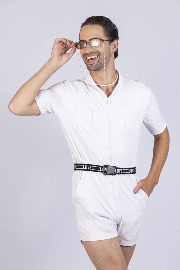 Homem jovem usando macacão de cintura