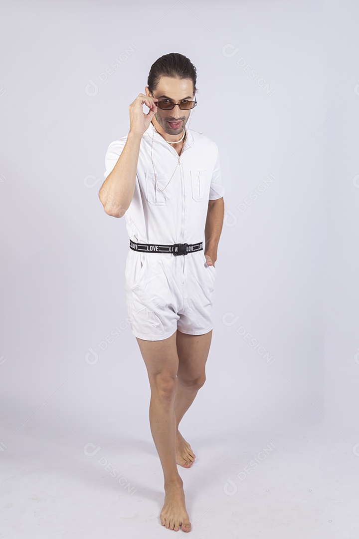 Homem jovem usando macacão de cintura