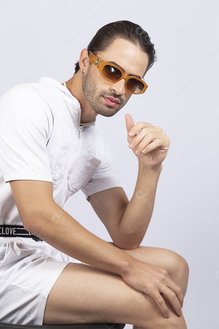 Homem jovem usando macacão de cintura