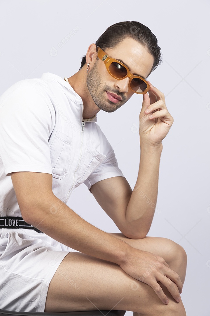 Homem jovem usando macacão de cintura