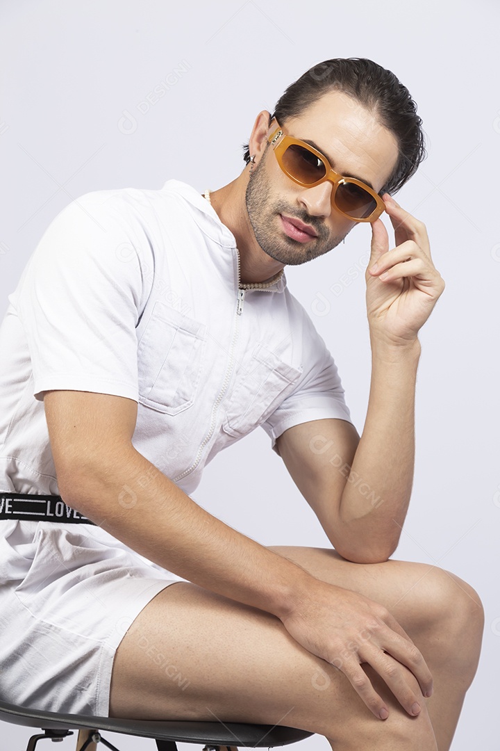 Homem jovem usando macacão de cintura