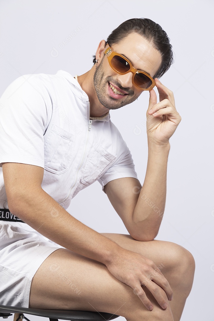 Homem jovem usando macacão de cintura