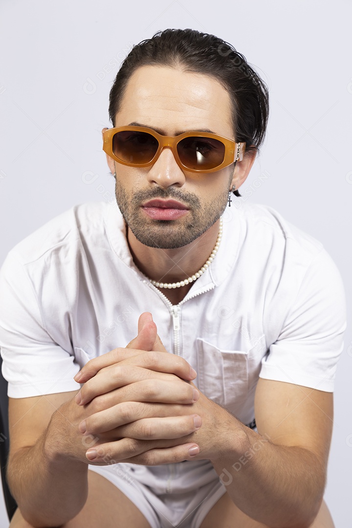 Homem jovem usando macacão de cintura