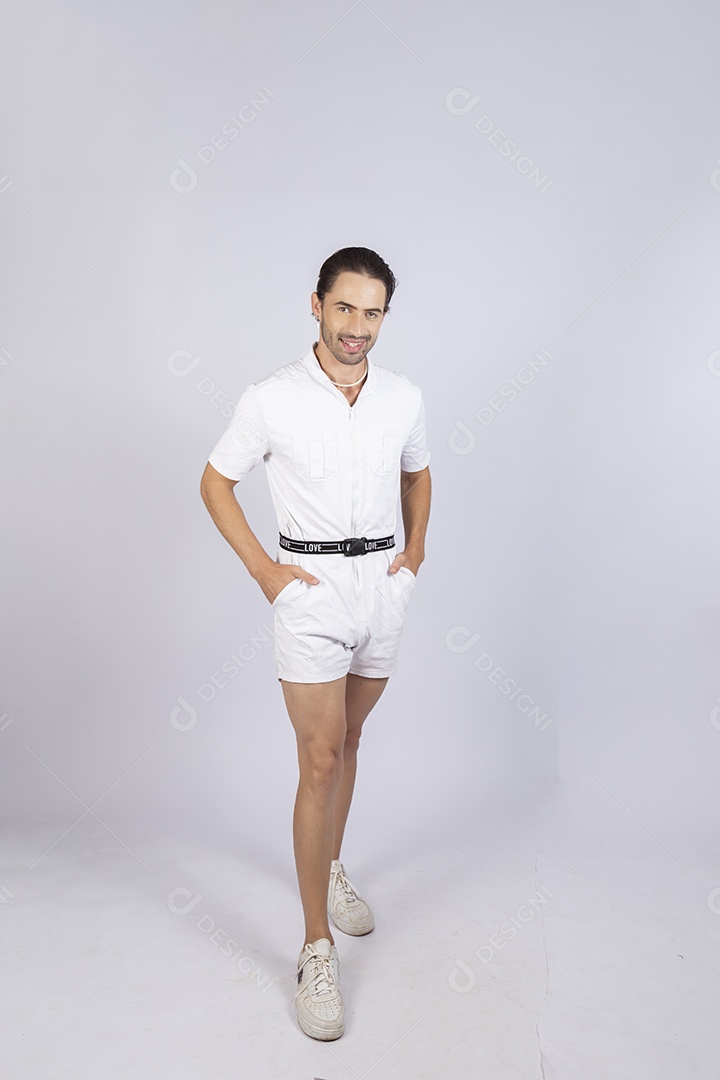 Homem jovem usando macacão de cintura