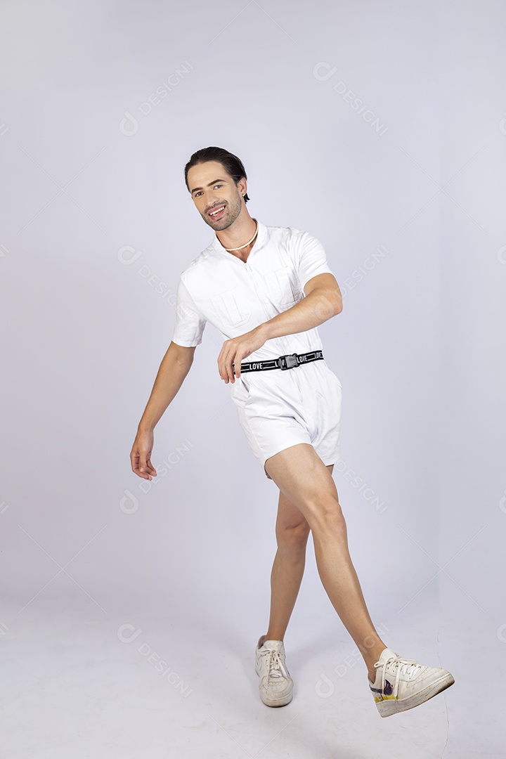 Homem jovem bonito sobre fundo isolado branco