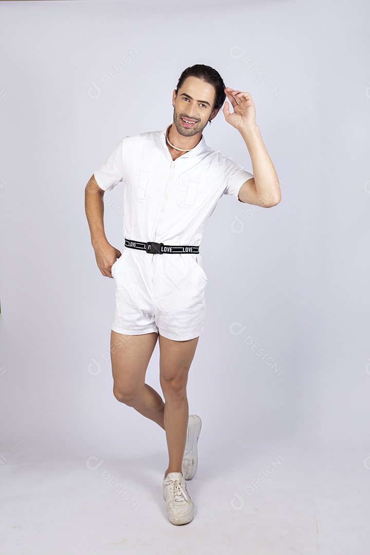 Homem jovem bonito sobre fundo isolado branco