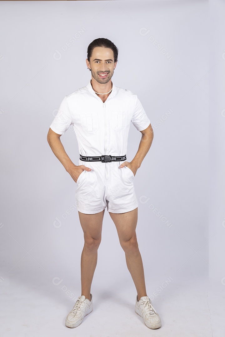 Homem jovem usando macacão de cintura