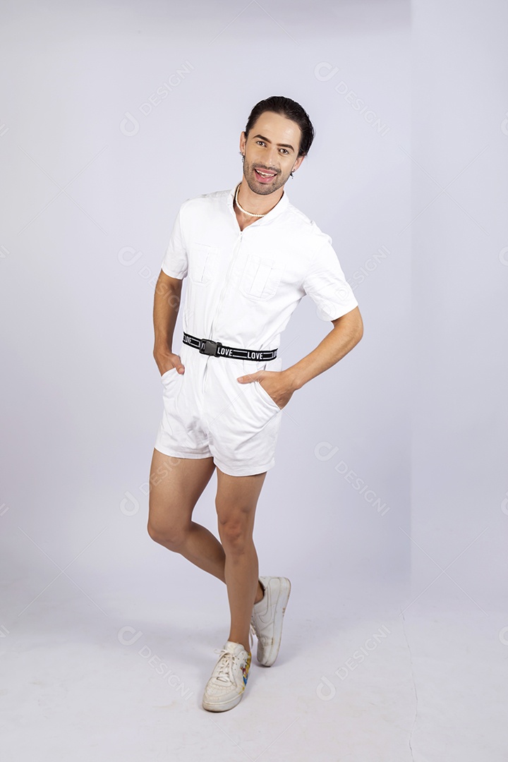 Homem jovem usando macacão de cintura