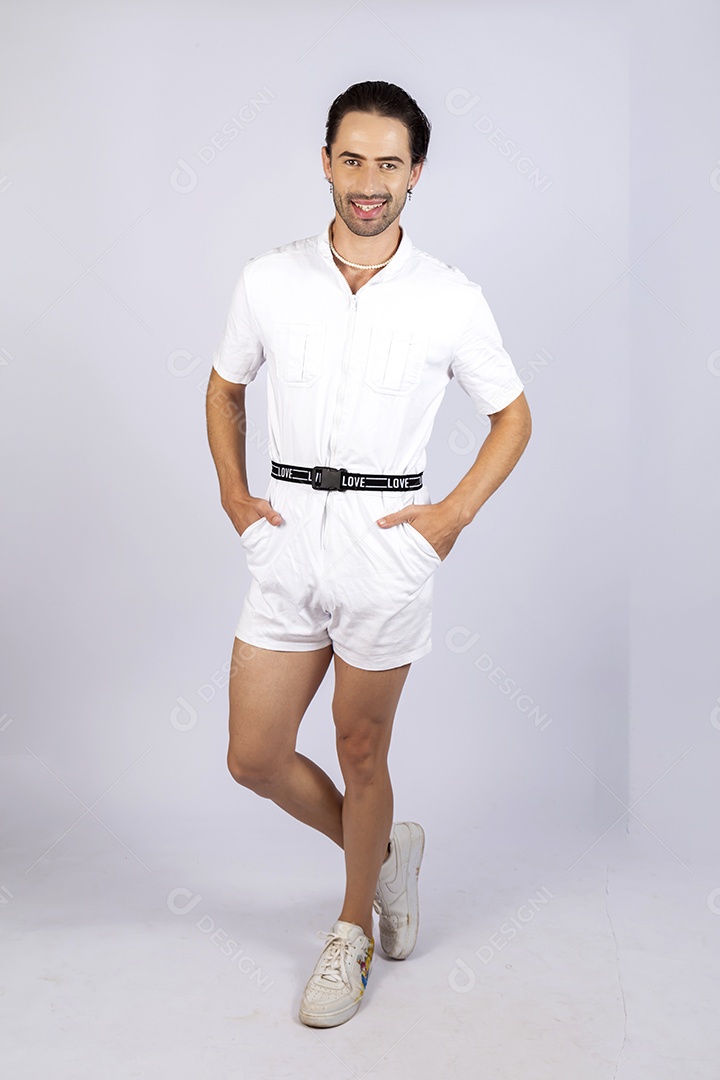 Homem jovem usando macacão de cintura