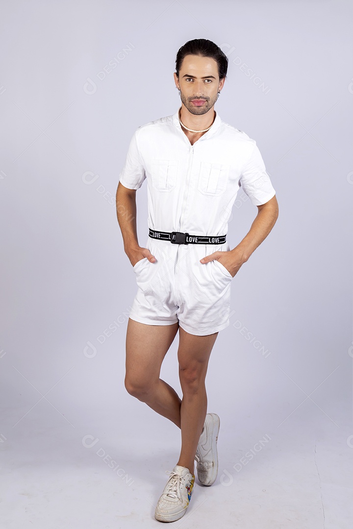 Homem jovem usando macacão de cintura