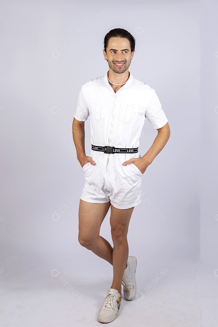 Homem jovem usando macacão de cintura