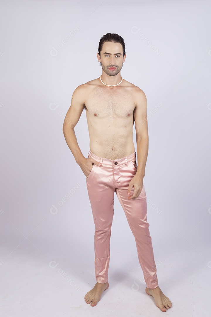 Homem jovem usando macacão de cintura