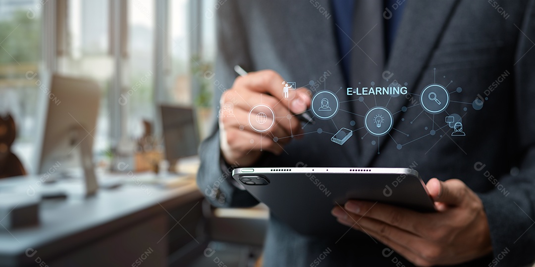 Homem jovem empresário mexendo em seu celular smartphone