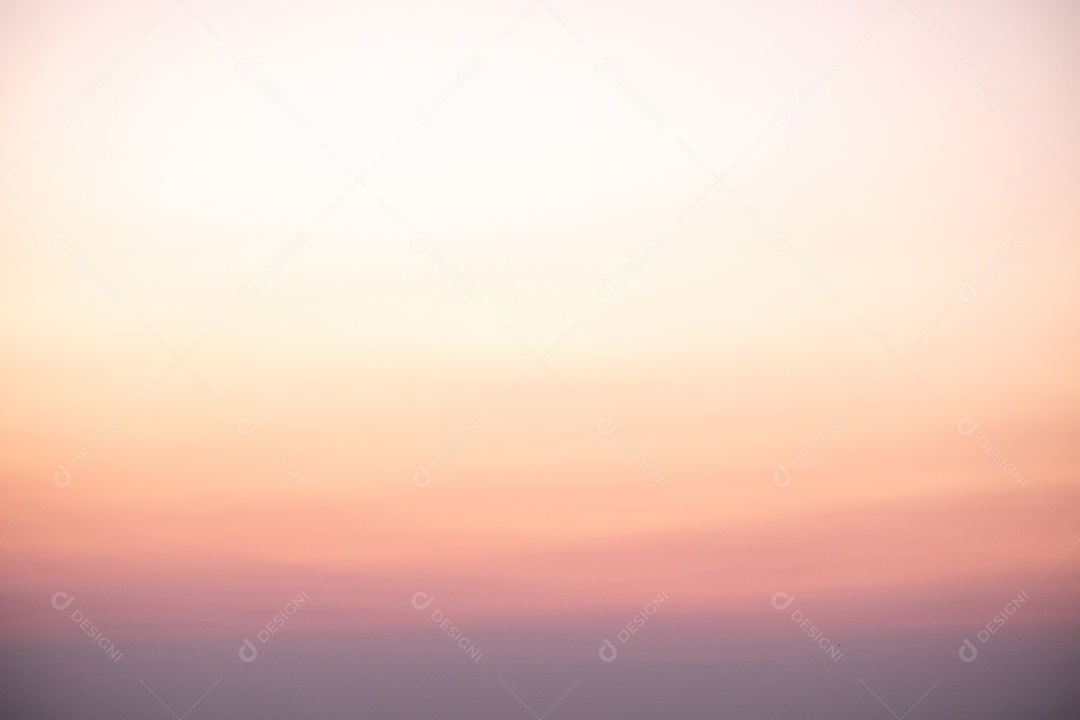 Lindas e luxuosas nuvens de ouro laranja com gradiente suave e luz solar