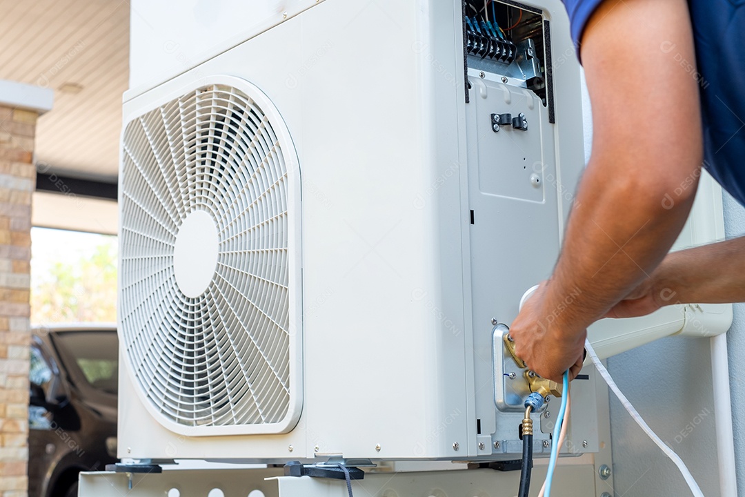 Técnico dando manutenção em ar condicionado