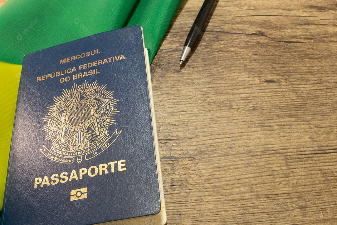 Passaporte sobre fundo brasileiro e caneta ao lado