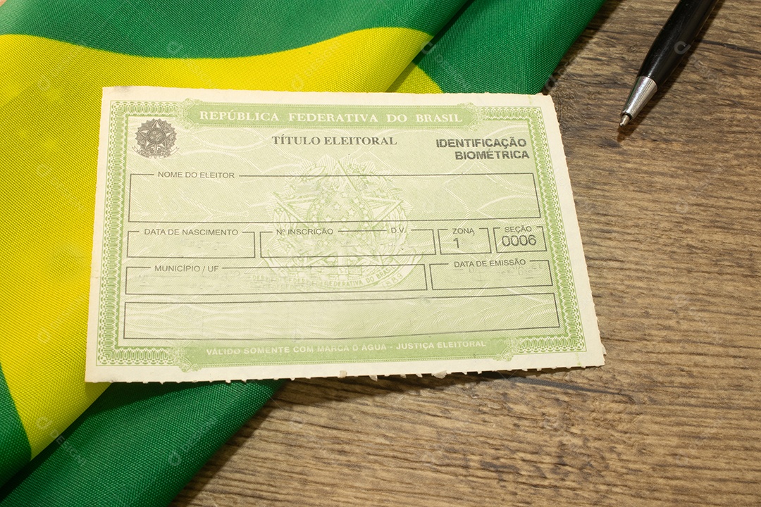 Título de eleitor sobre bandeira do brasileiro