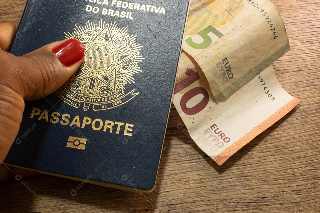Passaporte brasileiro com euros ao lado