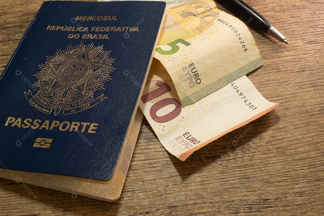 Passaporte brasileiro com euros ao lado
