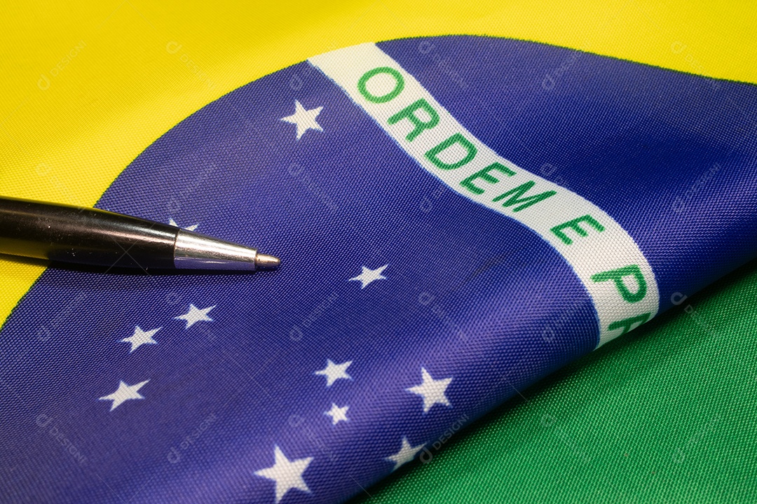 Bandeira brasileira perto do lápis