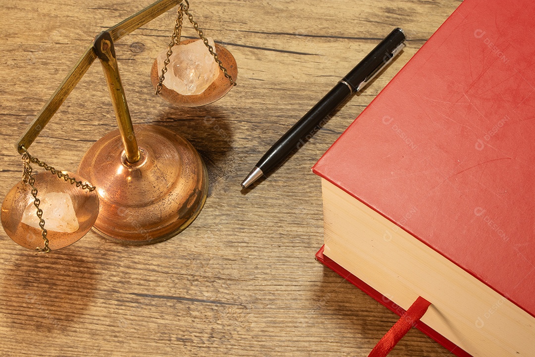 Balança da justiça perto de um livro